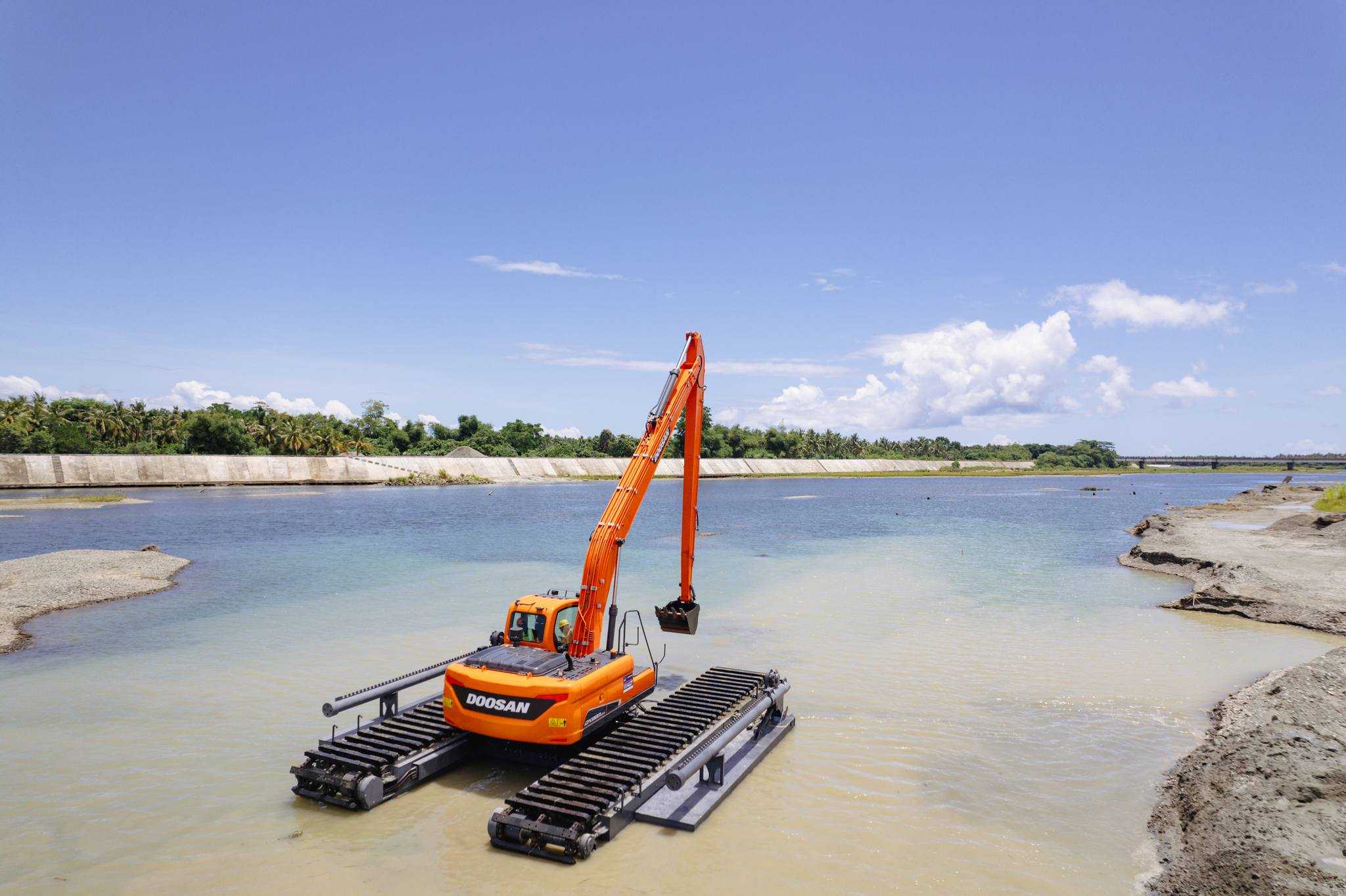 Amphibious Excavator image 3